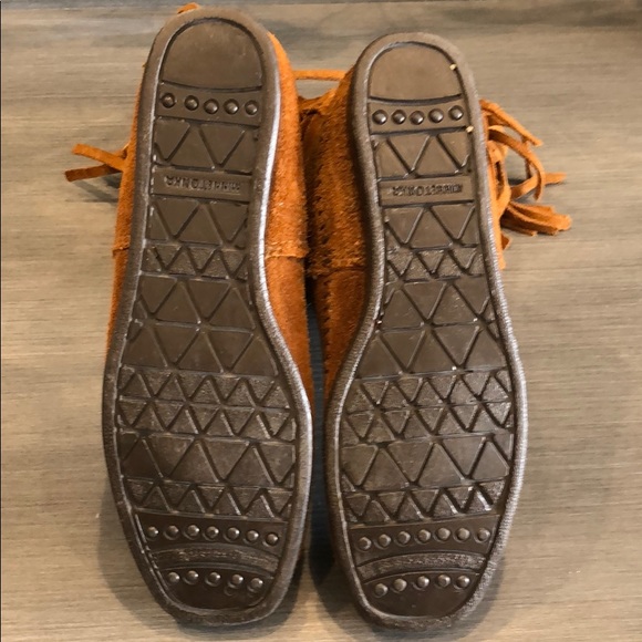 Minnetonka fringe moccasin boot - Picture 4 of 4